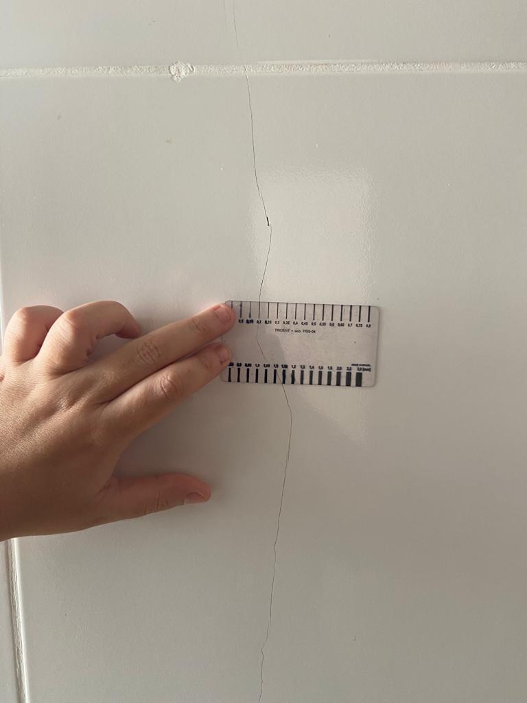 Fissurômetro utilizado em atividade técnica da PECONTEC