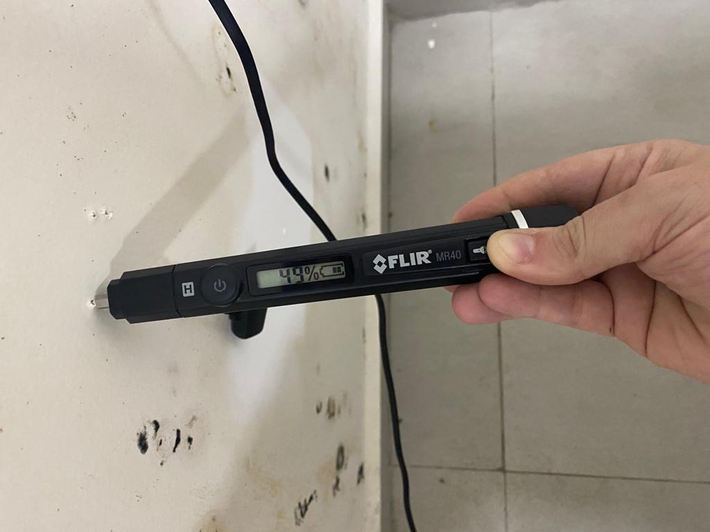 Medidor de umidade utilizado em atividade técnica da PECONTEC